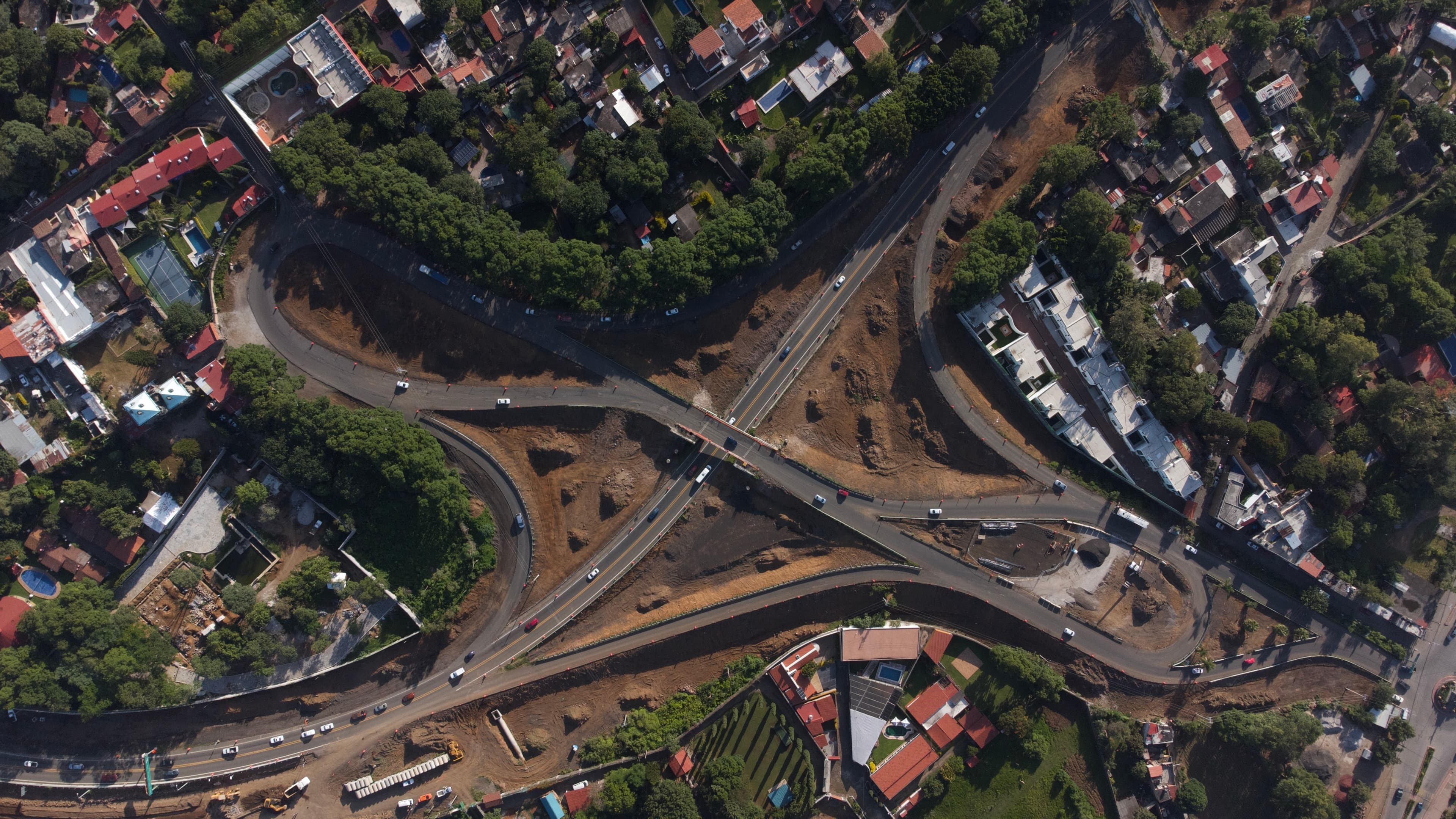 Vista aérea de intercambio vial en construcción — México