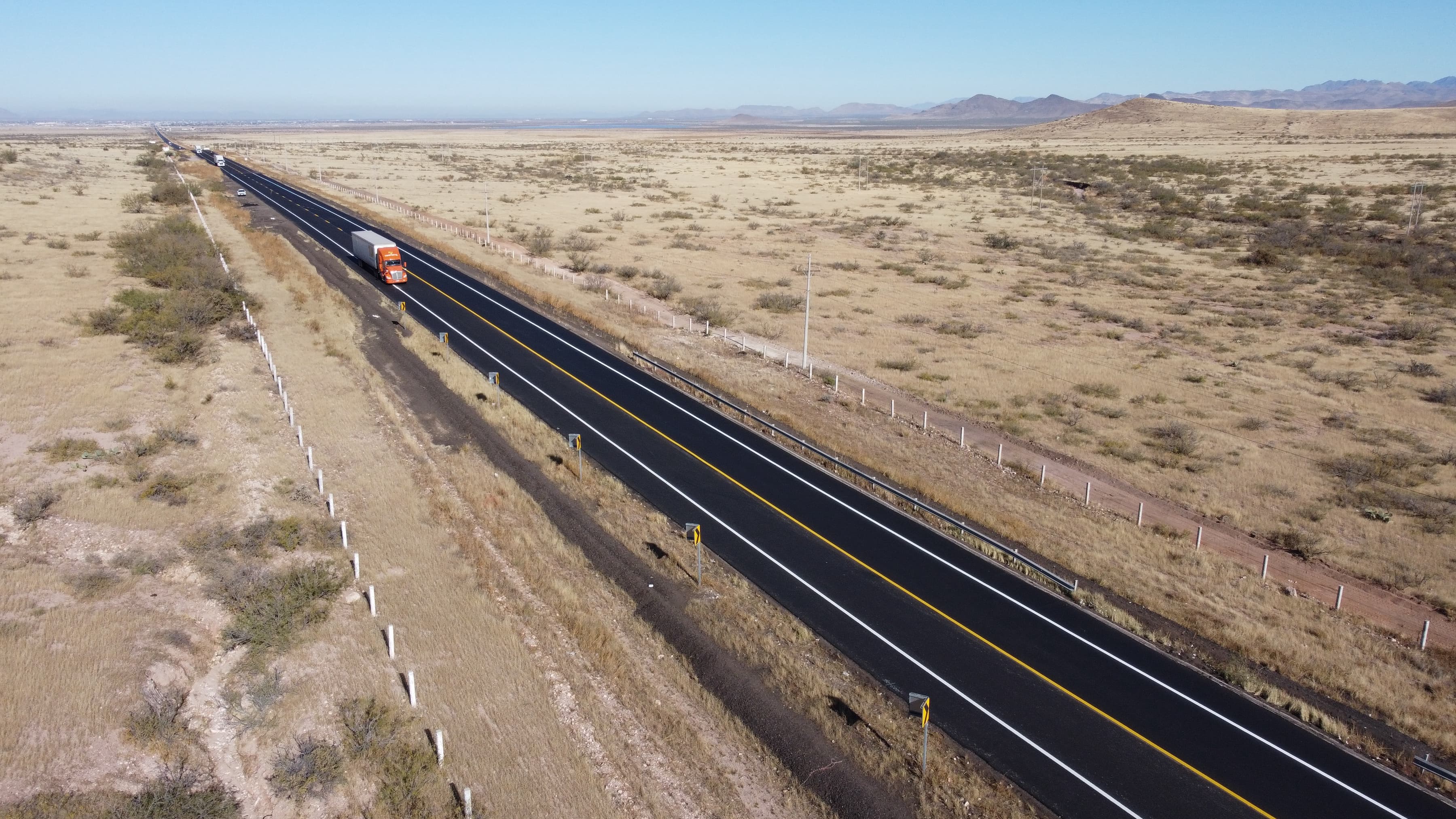 Vista aérea de carretera federal supervisada por Kratel SA de CV — proyecto en el norte de México